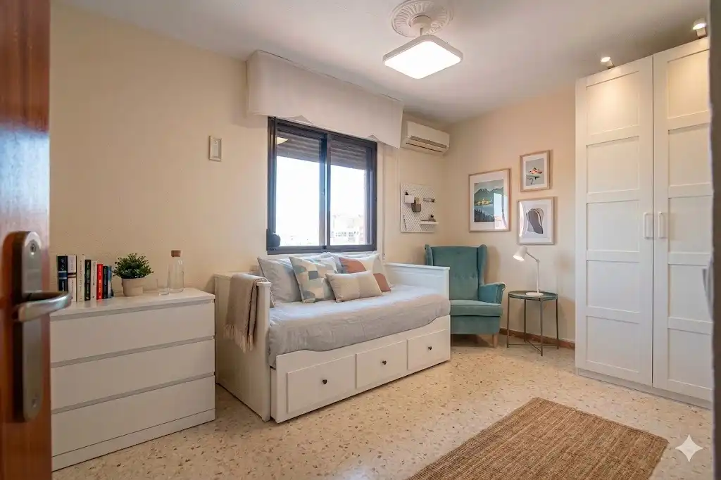 Bedroom of Flat for sale in Sevilla  with Air Conditioner and Heating