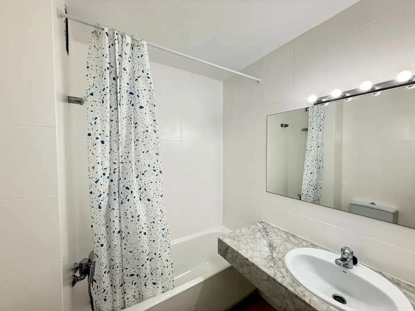 Bathroom of Flat for rent in Sant Cugat del Vallès  with Air Conditioner, Heating and Parquet flooring