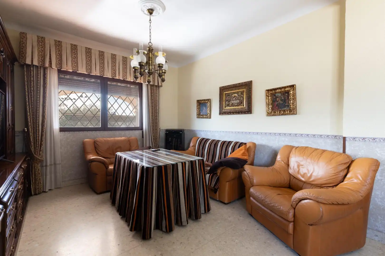 Sala de estar de Casa o chalet en venta en Granada con Calefacción, Jardín privado y Piscina