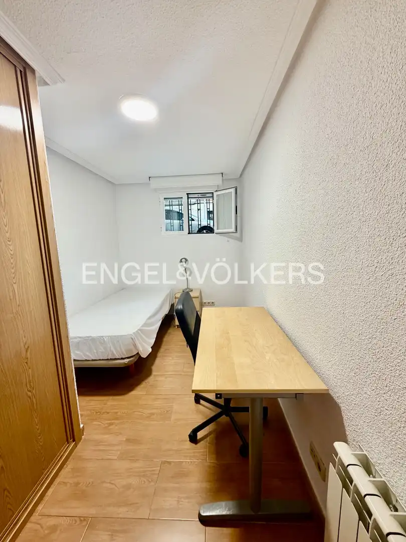Schlafzimmer von Wohnung zur Miete in Madrid mit Heizung, Parkett und Möbliert