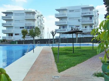Bajo con piscina en venta en Selwo