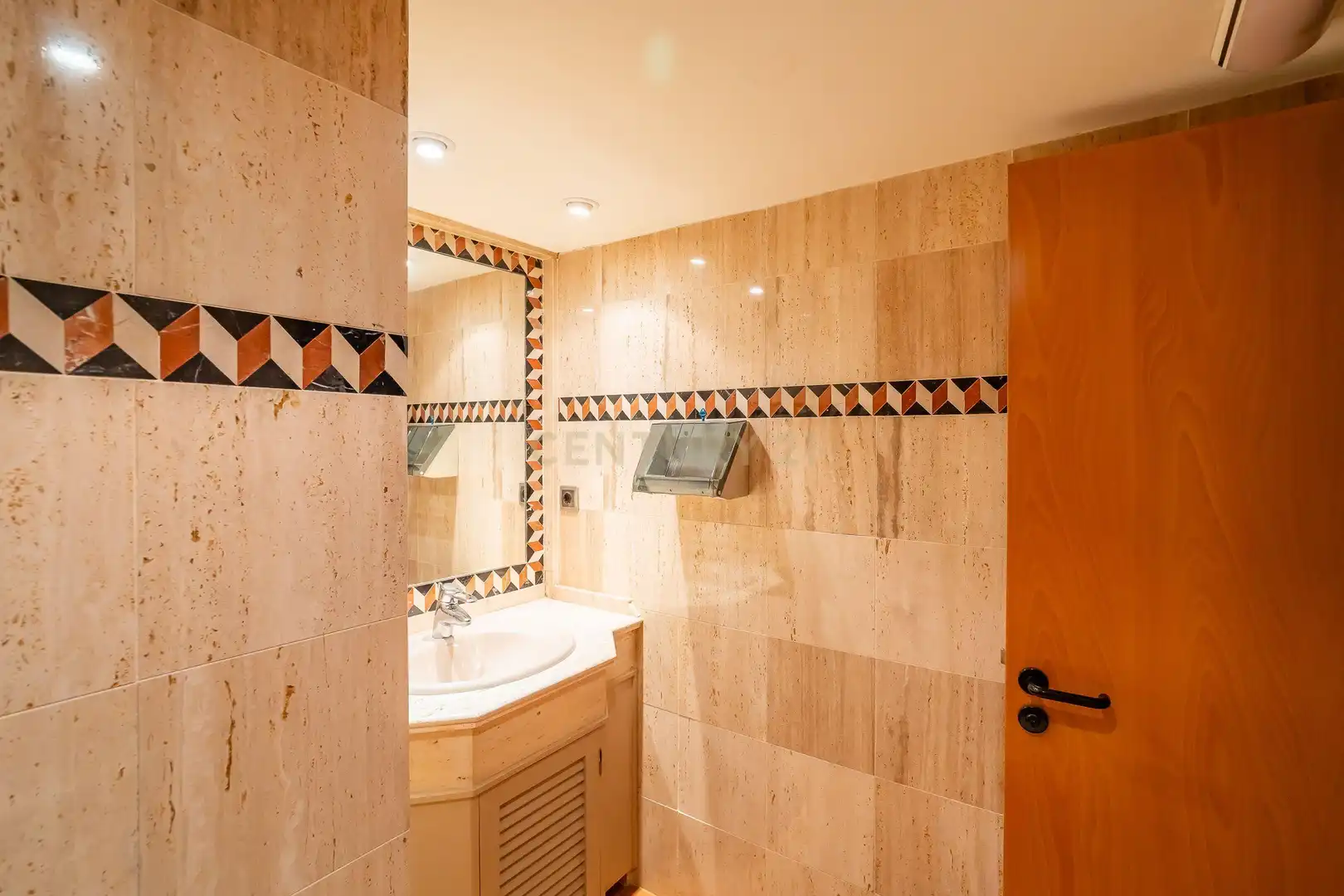Baño de Local en venta en Marbella con Aire acondicionado