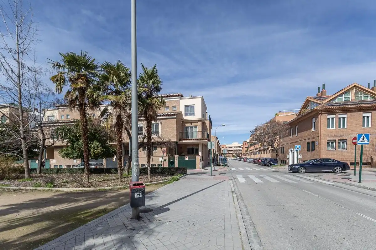 Vista exterior de Casa adosada en venta en Granada con Calefacción, Jardín privado y Terraza