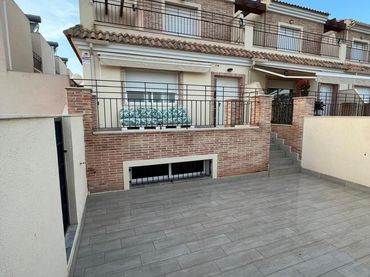 Maisonette mit Pool zum Verkauf in Calle Pintor Sobejano