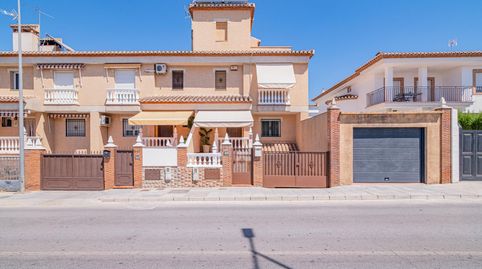 Foto 2 de Casa adosada en venta en Ogíjares, Granada