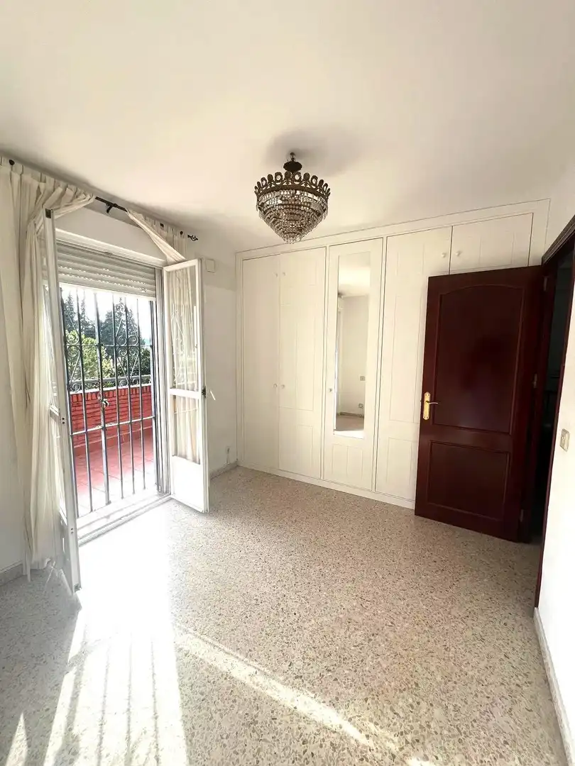 Dormitori de Casa adosada en venda en Sevilla amb Aire condicionat, Terrassa i Piscina comunitària