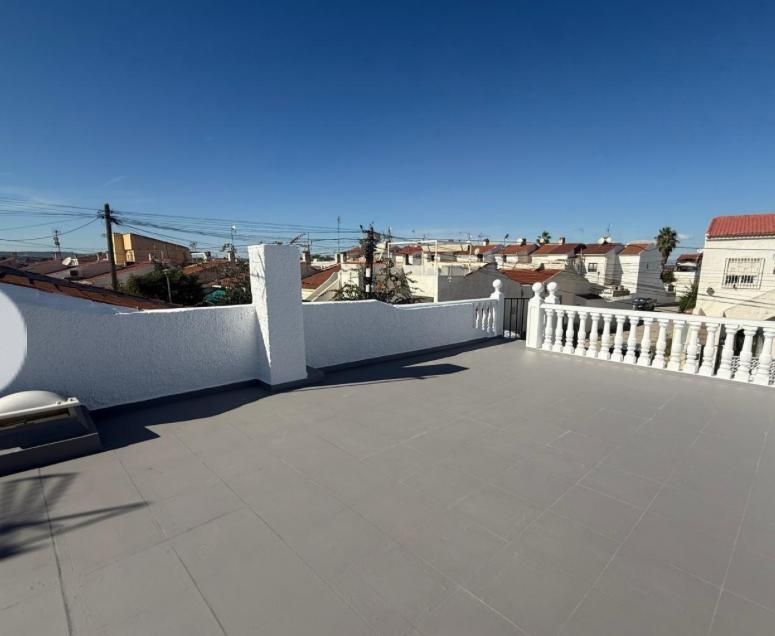 Terrassa de Casa adosada en venda en Torrevieja amb Jardí privat