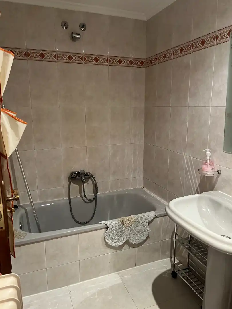 Baño de Apartamento de alquiler en Salamanca con Calefacción, Parquet y Amueblado
