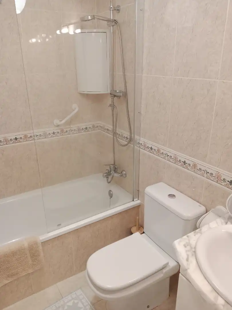 Badezimmer von Wohnungen zur Miete in Adeje mit Möbliert, Ofen und Waschmaschine