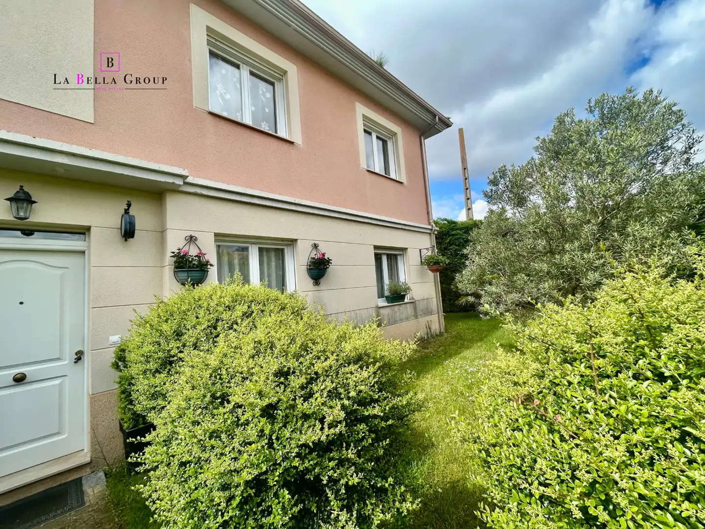 Vista exterior de Casa o chalet en venta en Oña con Calefacción, Jardín privado y Amueblado