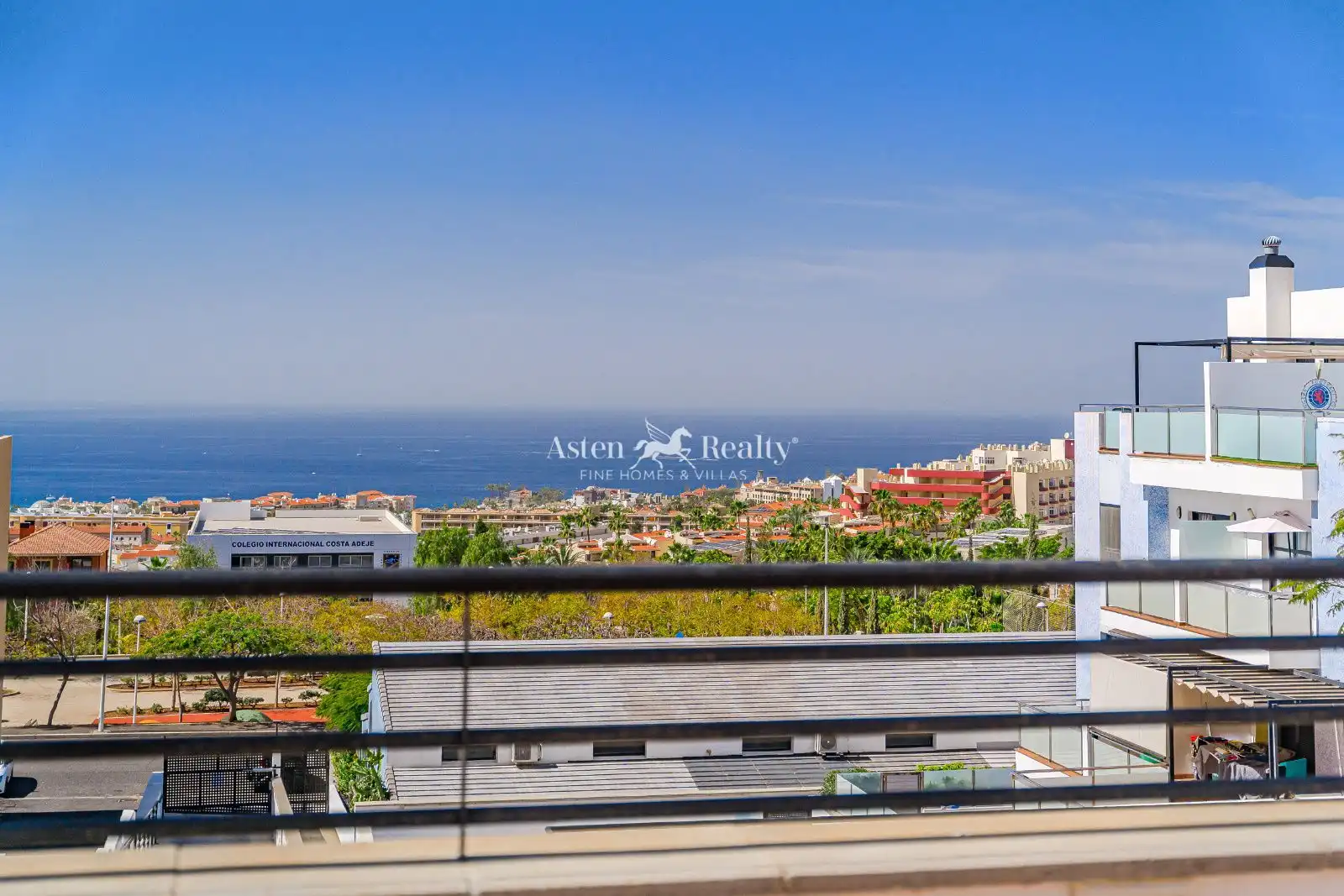 Vista exterior de Apartament en venda en Adeje amb Terrassa, Traster i Piscina
