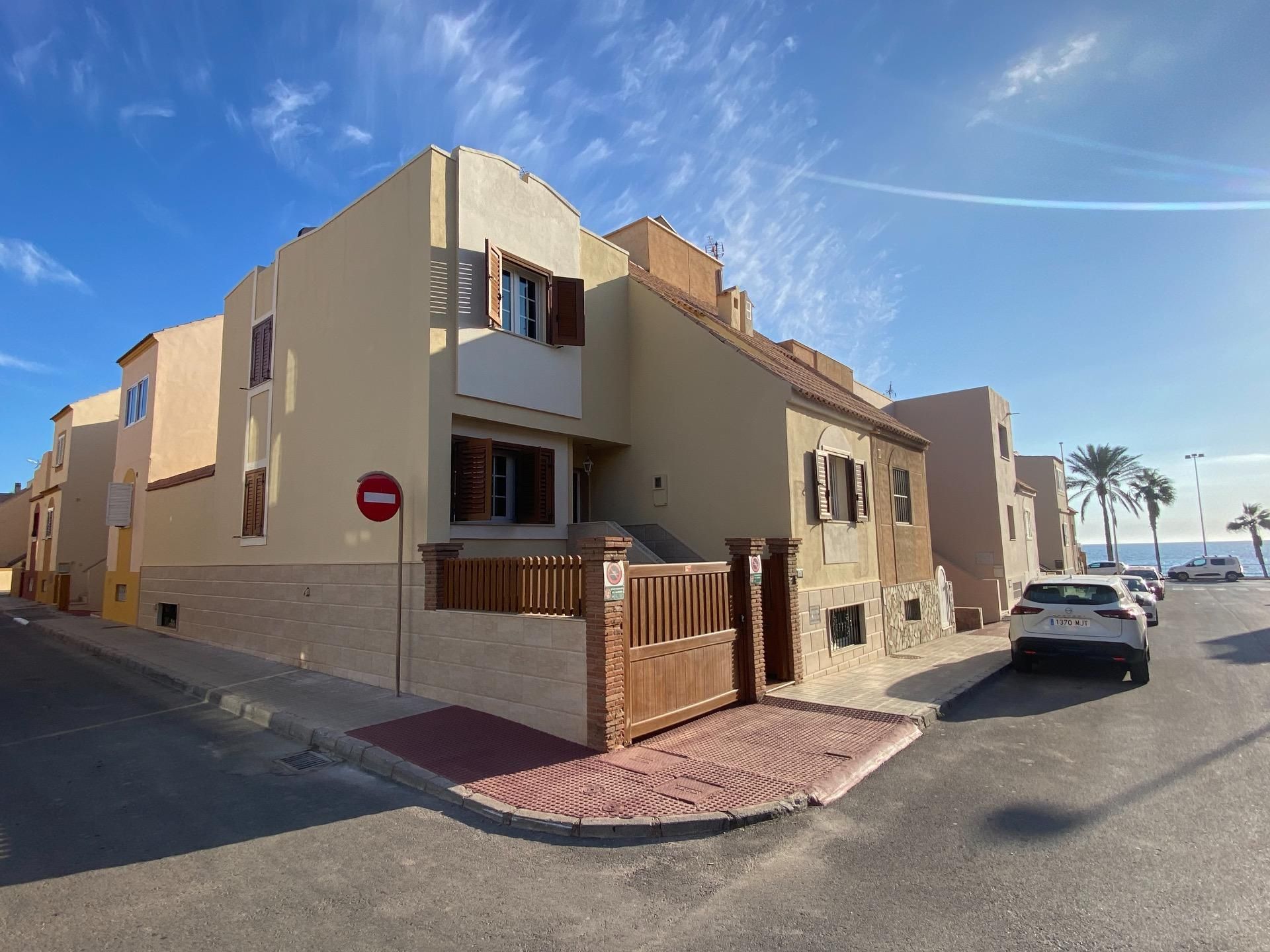 Vista exterior de Casa adosada en venda en  Almería Capital amb Aire condicionat, Calefacció i Jardí privat