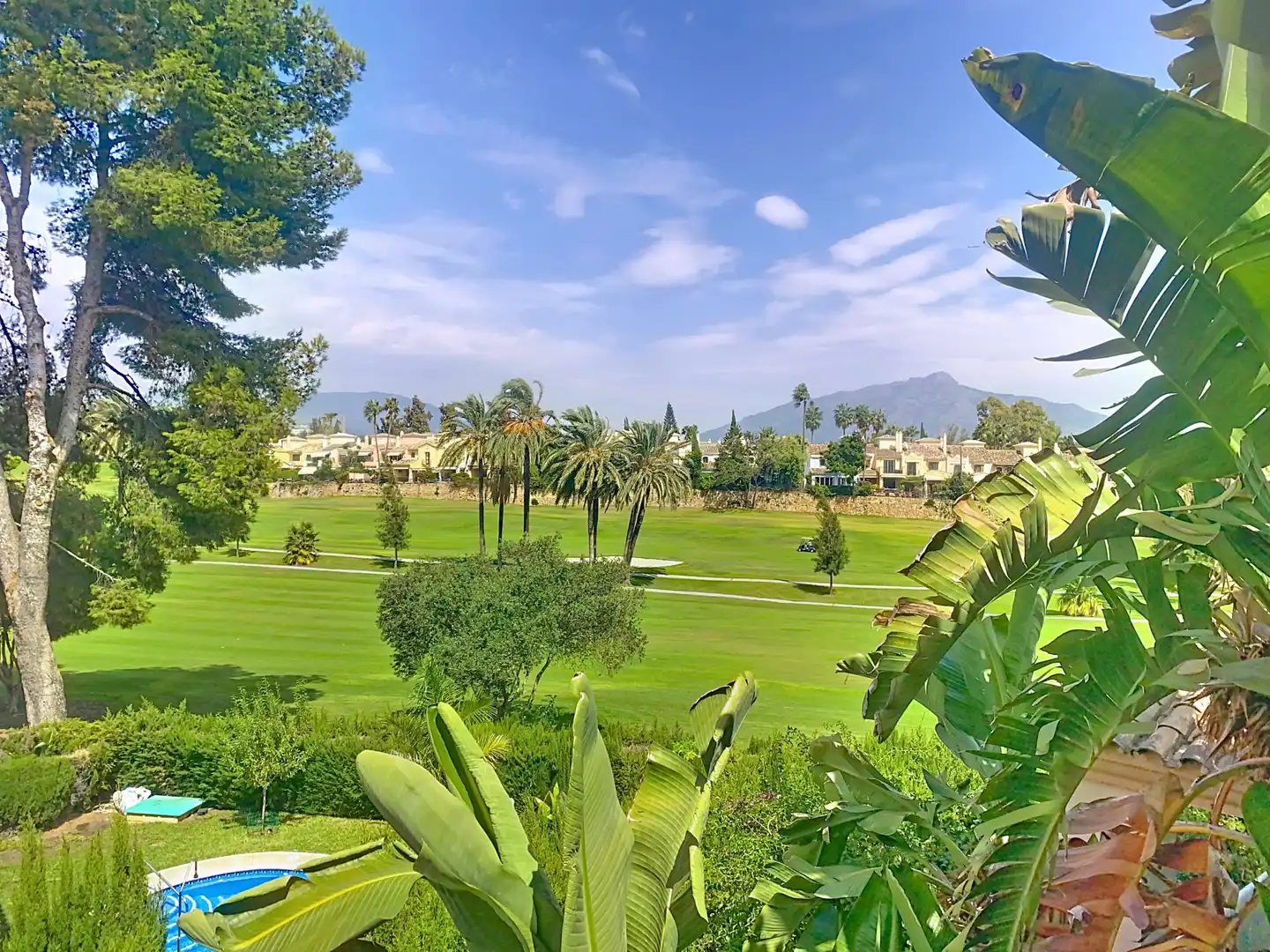 Vista exterior de Casa adosada en venda en Marbella amb Jardí privat, Terrassa i Piscina
