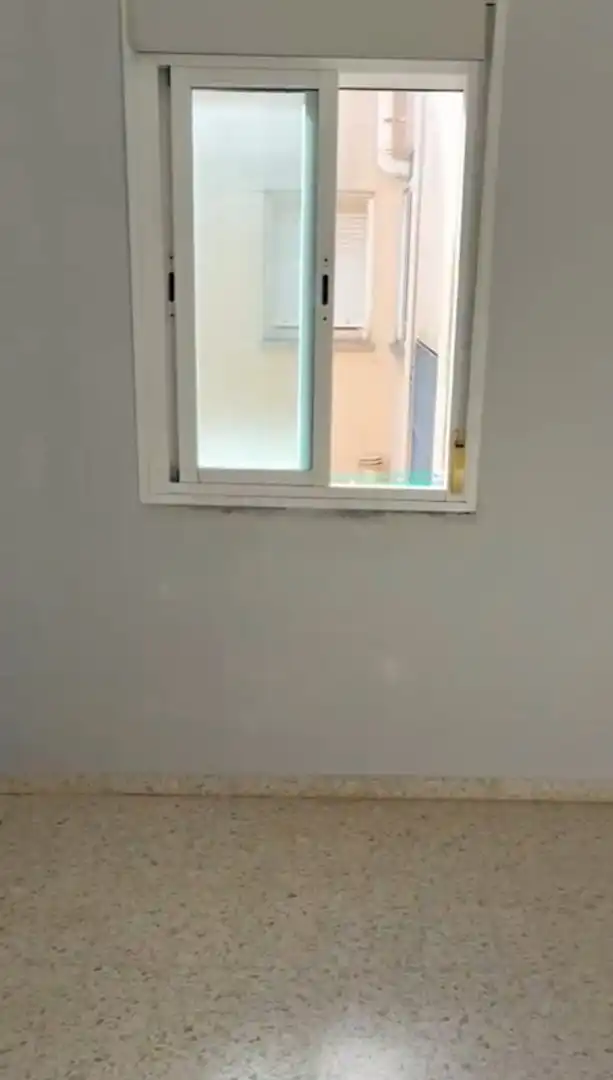 Wohnung zum Verkauf in Tomares mit Klimaanlage, Terrasse und Abstellraum