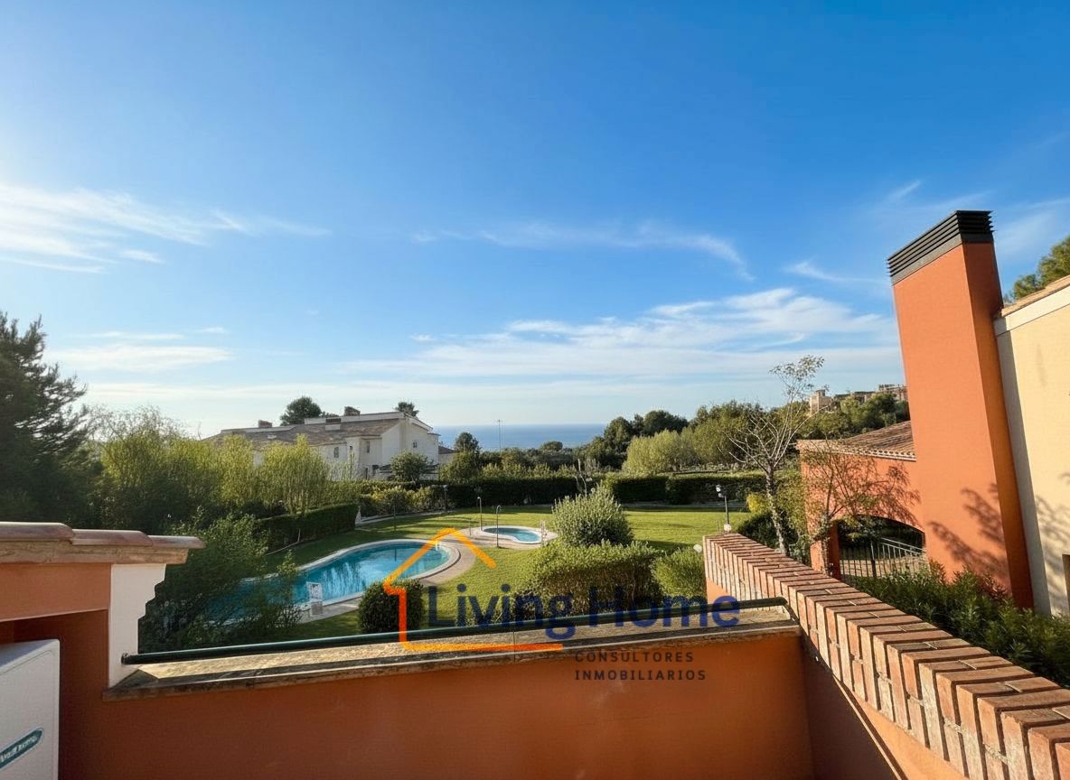 Vista exterior de Casa adosada en venda en Mont-roig del Camp amb Aire condicionat, Calefacció i Jardí privat