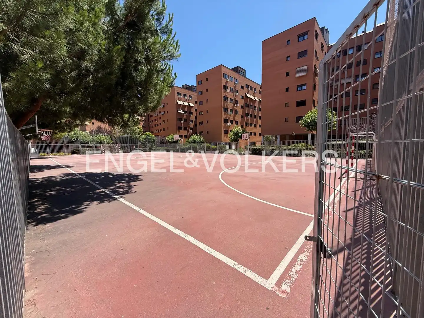 Vista exterior de Pis en venda en Madrid amb Aire condicionat, Calefacció i Jardí privat
