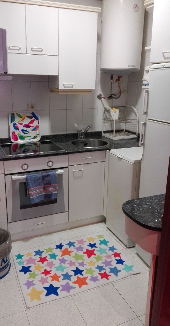 Cuina de Apartament de lloguer en Gijón  amb Calefacció i Moblat