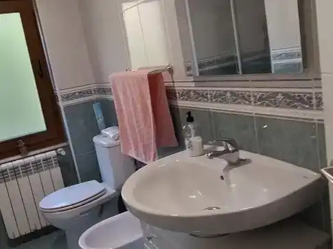 Bany de Pis en venda en Degaña amb Parquet i Moblat