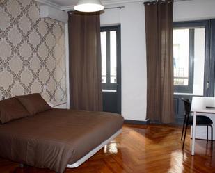 Bedroom of House or chalet to share in  Madrid Capital  with Air Conditioner and Balcony