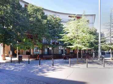 Locale commerciale in affitto a Plaza de la Sardana