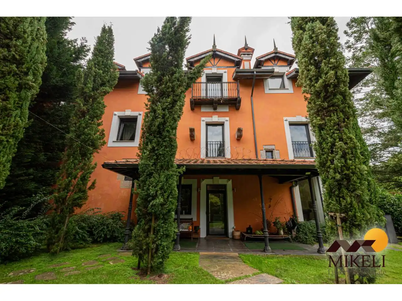 Vista exterior de Casa o xalet en venda en Medio Cudeyo amb Aire condicionat, Calefacció i Jardí privat