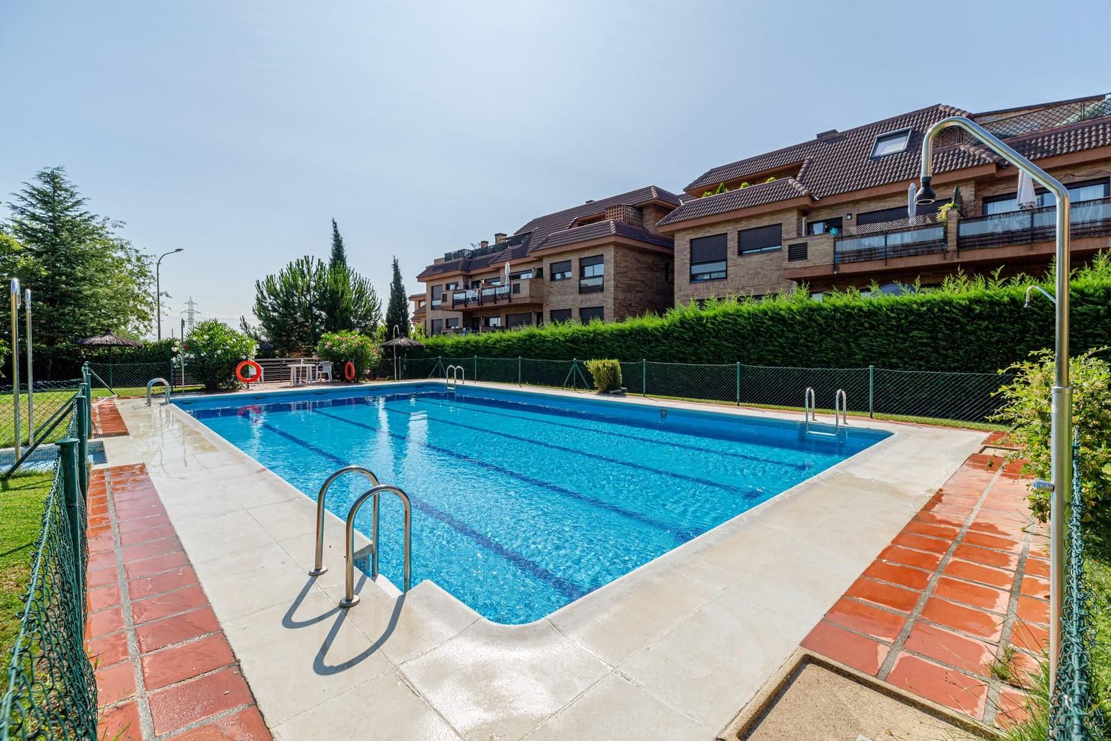 Schwimmbecken von Wohnung zum Verkauf in Las Rozas de Madrid mit Parkett und Terrasse