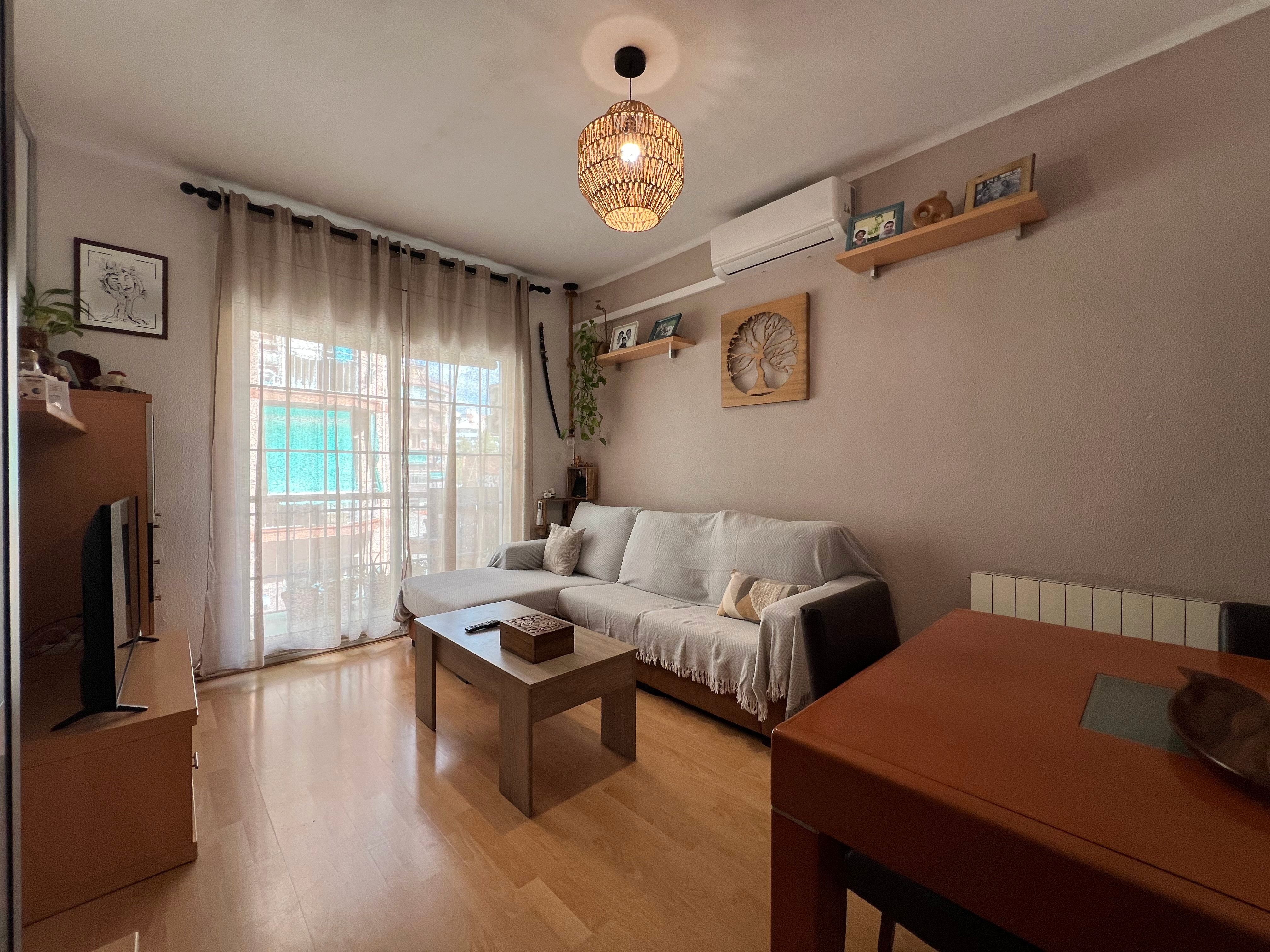 Sala de estar de Piso en venta en L'Hospitalet de Llobregat con Calefacción y Balcón