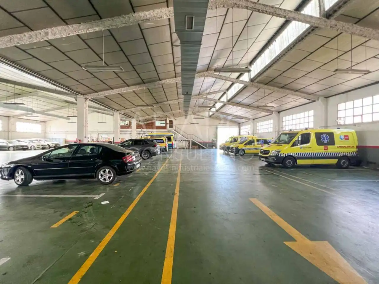 Parkplatz von Fabrikhallen zur Miete in Leganés mit Alarm