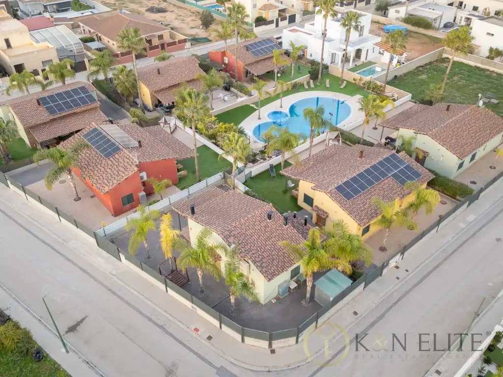 Vista exterior de Casa o xalet de lloguer en Riba-roja de Túria amb Terrassa i Piscina comunitària
