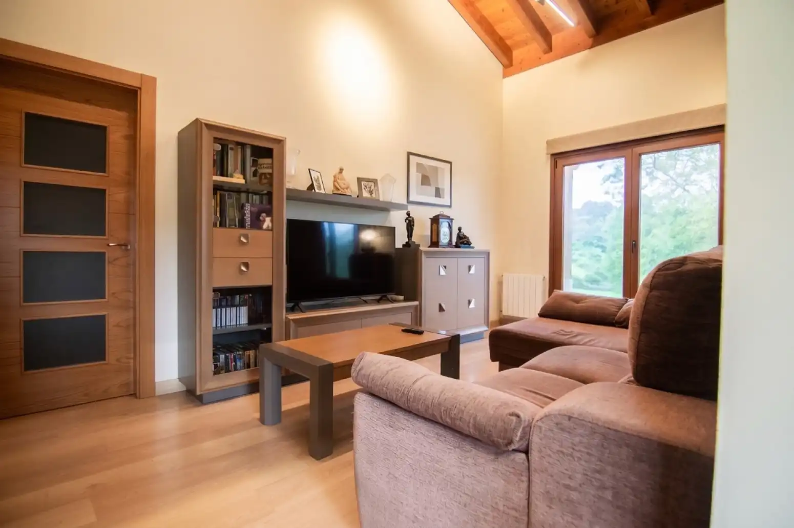 Sala d'estar de Casa o xalet en venda en Siero amb Calefacció, Jardí privat i Terrassa