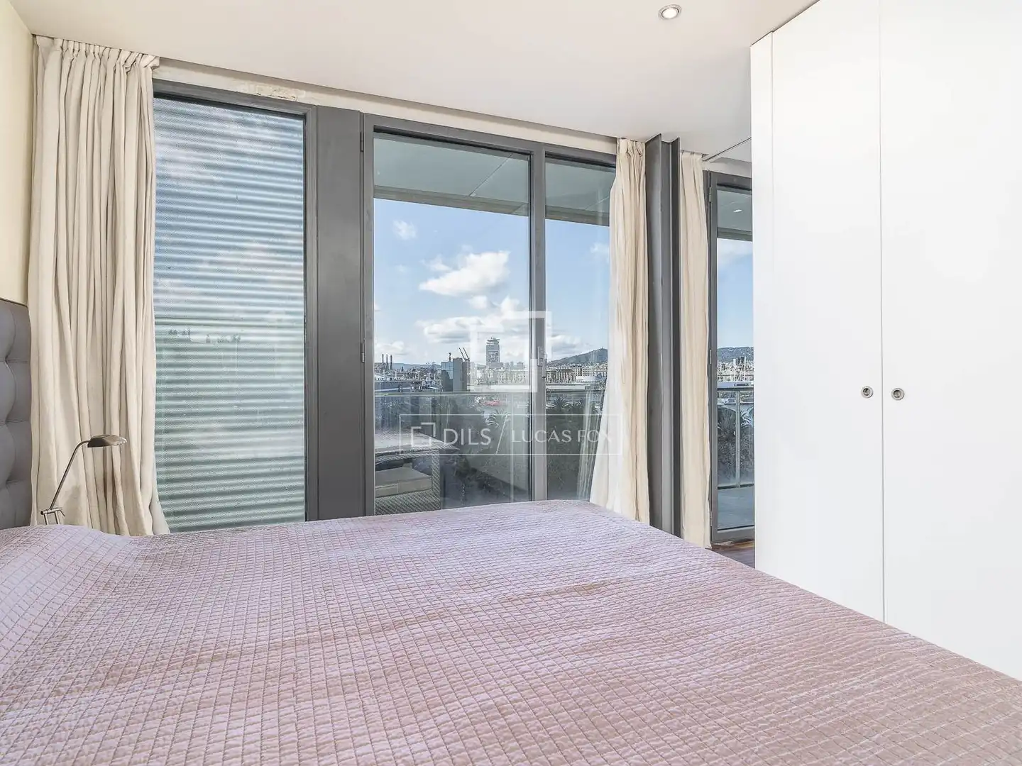 Bedroom of Attic for sale in Barcelona  with Air Conditioner, Parquet flooring and Terrace