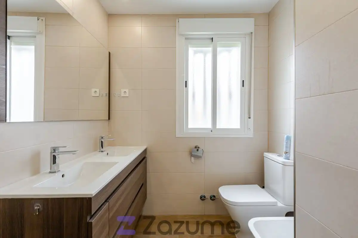 Badezimmer von Wohnung zur Miete in Madrid mit Klimaanlage, Heizung und Terrasse