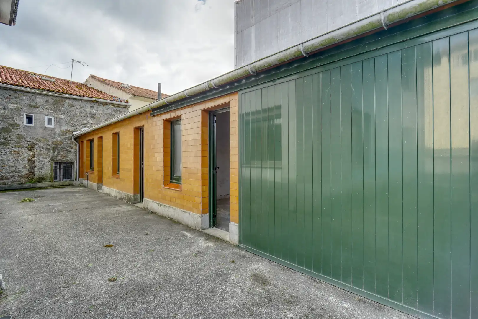 Vista exterior de Casa o xalet en venda en Arteixo amb Parquet, Terrassa i Traster
