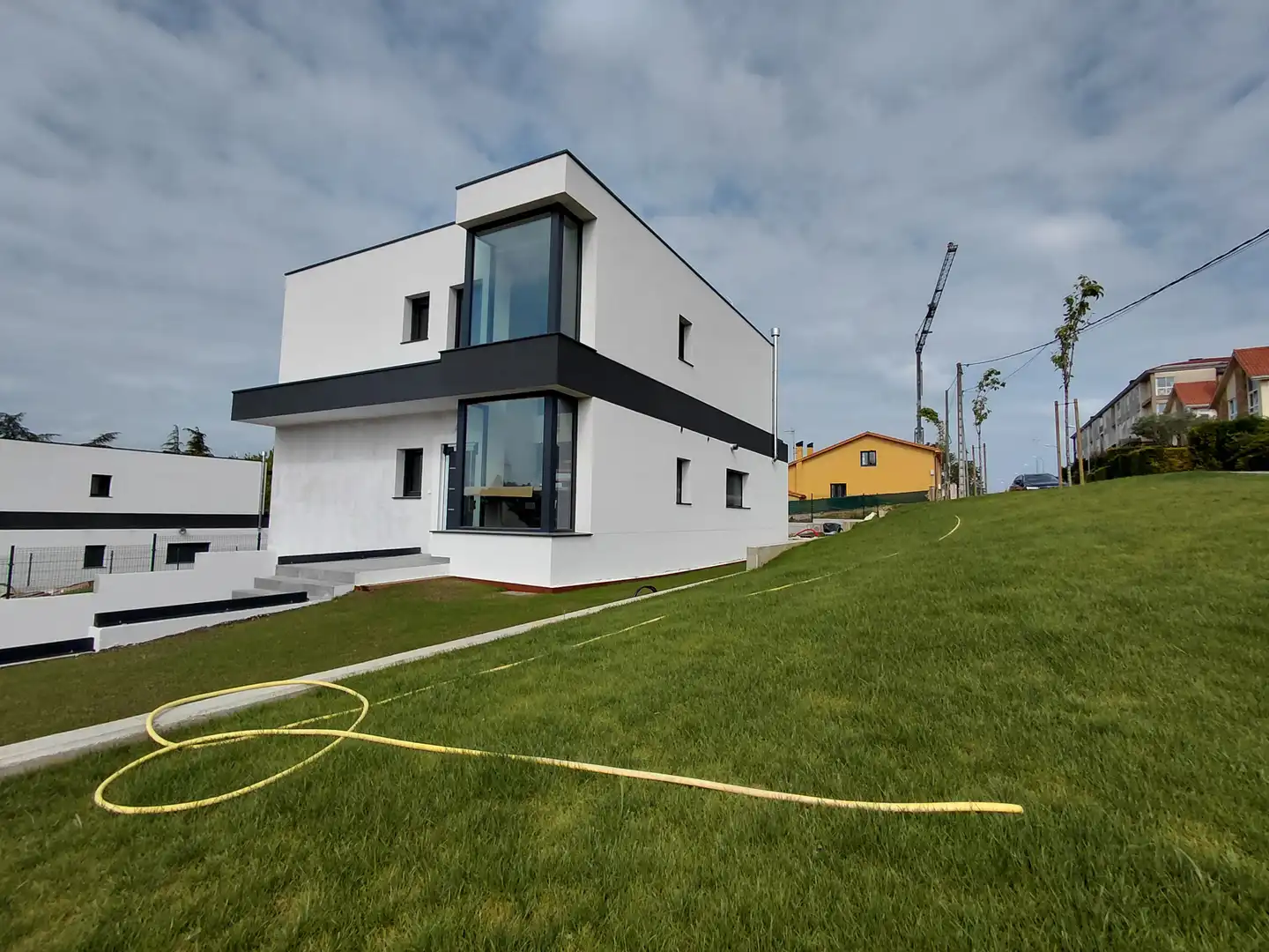 Vista exterior de Casa o xalet en venda en Oleiros amb Calefacció, Jardí privat i Parquet