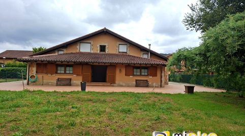 Espectacular Chalet Independiente en Bárcena de Cicero!Gran parcela de 1.200 m, diseño exclusivo y ubicación estratégica cerca de