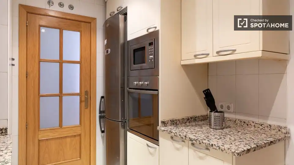Cocina de Piso para compartir en Madrid con Aire acondicionado, Calefacción y Amueblado