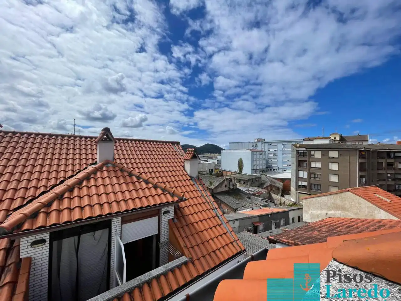 Vista exterior de Dúplex en venda en Santoña amb Calefacció, Parquet i Traster