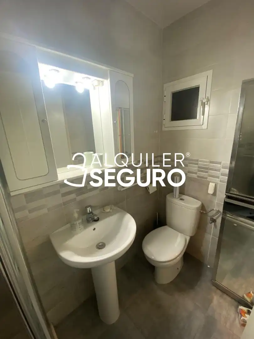 Baño de Piso de alquiler en Guadalajara con Calefacción, Terraza y Amueblado