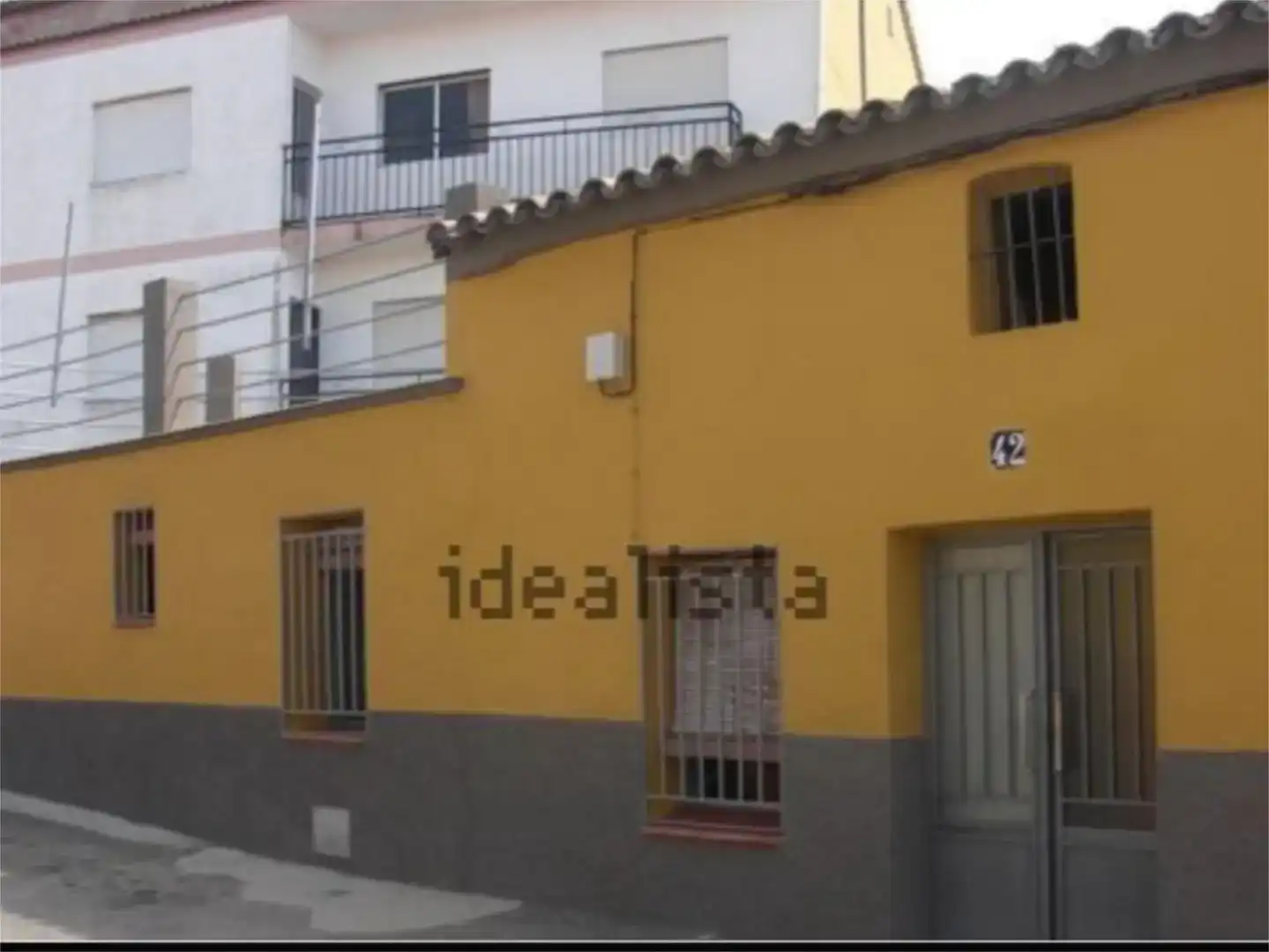 Vista exterior de Casa adosada en venda en Zorita amb Traster