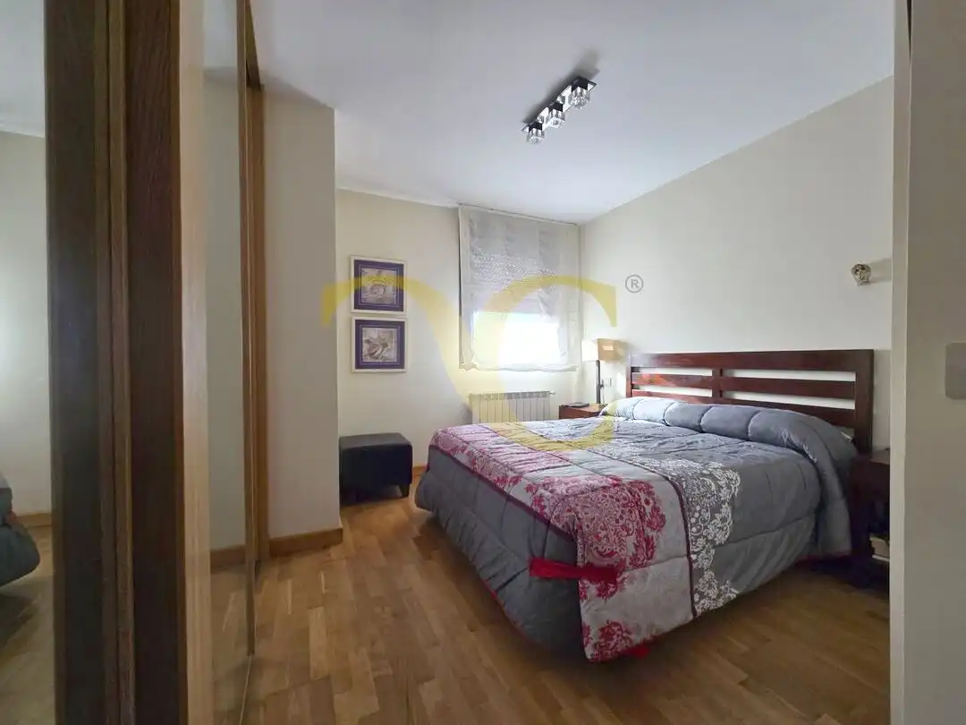 Schlafzimmer von Dachboden zum Verkauf in Llanes mit Heizung, Privatgarten und Terrasse