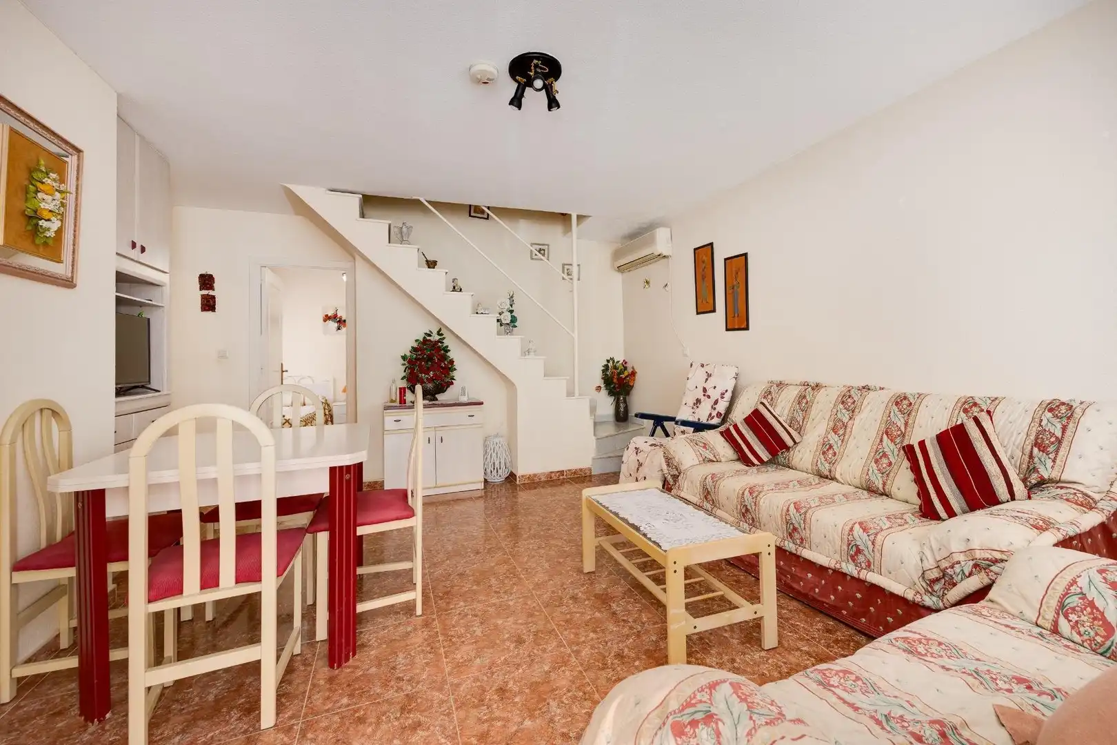 Sala d'estar de Casa o xalet en venda en Torrevieja amb Aire condicionat, Jardí privat i Piscina