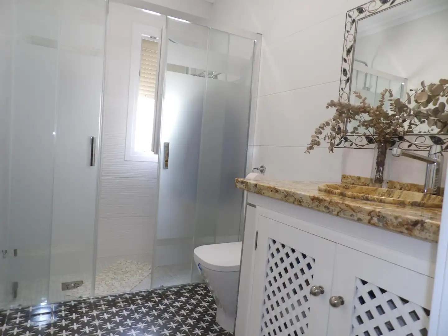 Bathroom of Houses for sale in Algeciras  with Air Conditioner, Private garden and Storage room