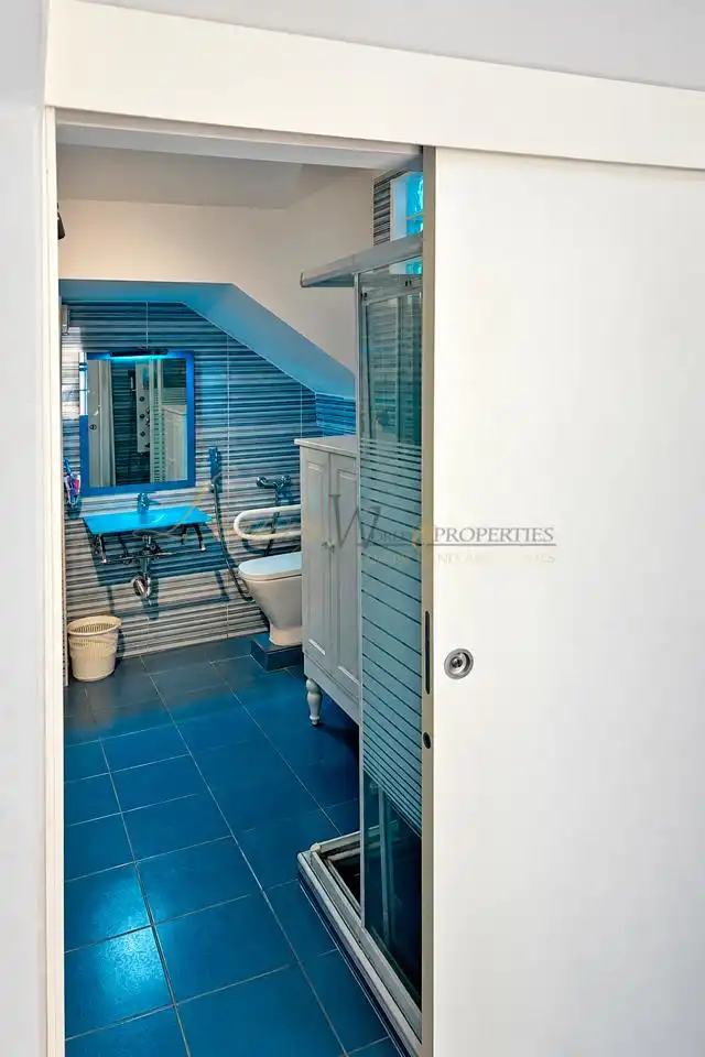 Bathroom of Houses for sale in Las Rosas
