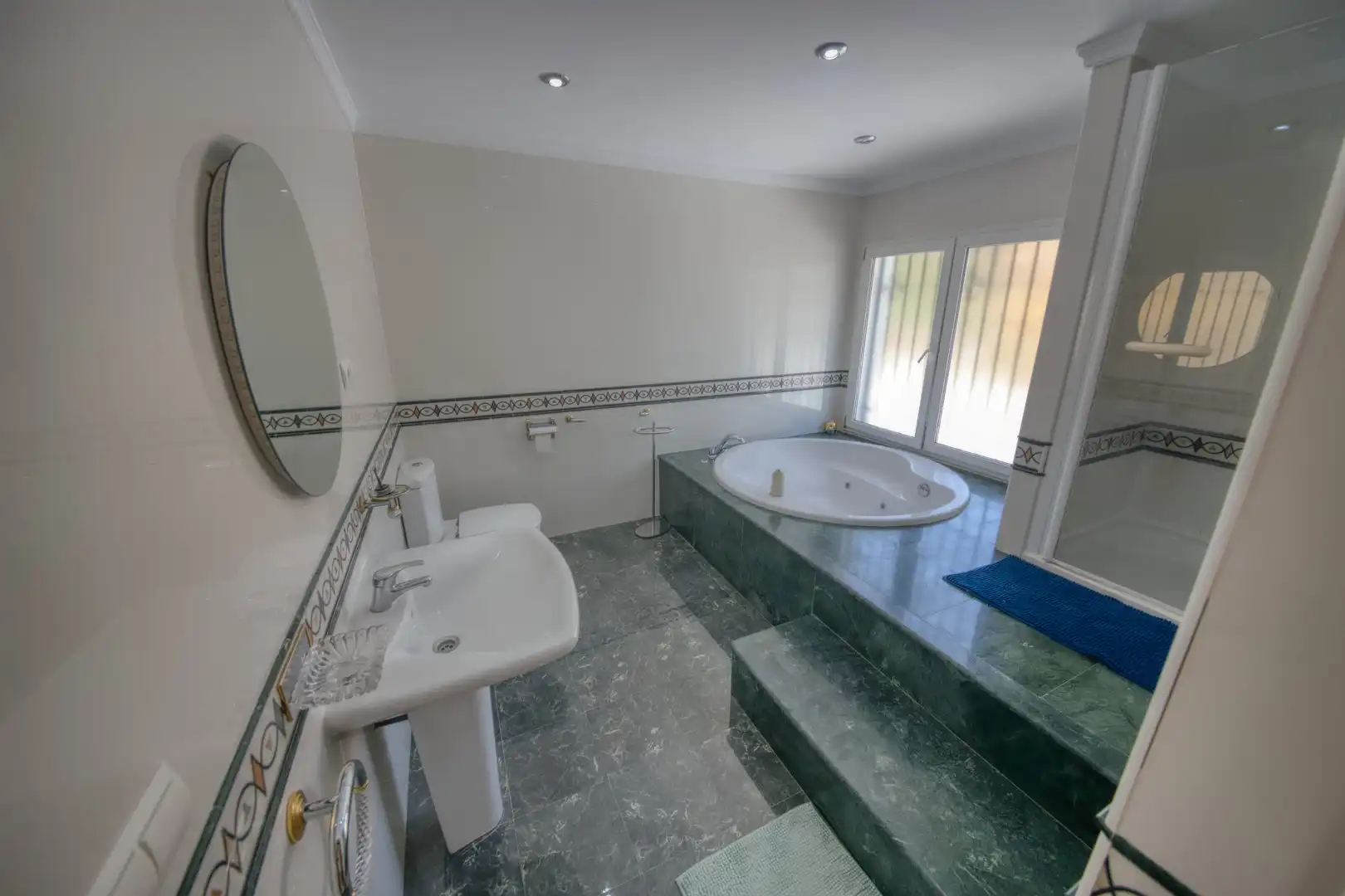 Bathroom of Houses for sale in Benalmádena  with Air Conditioner, Private garden and Parquet flooring