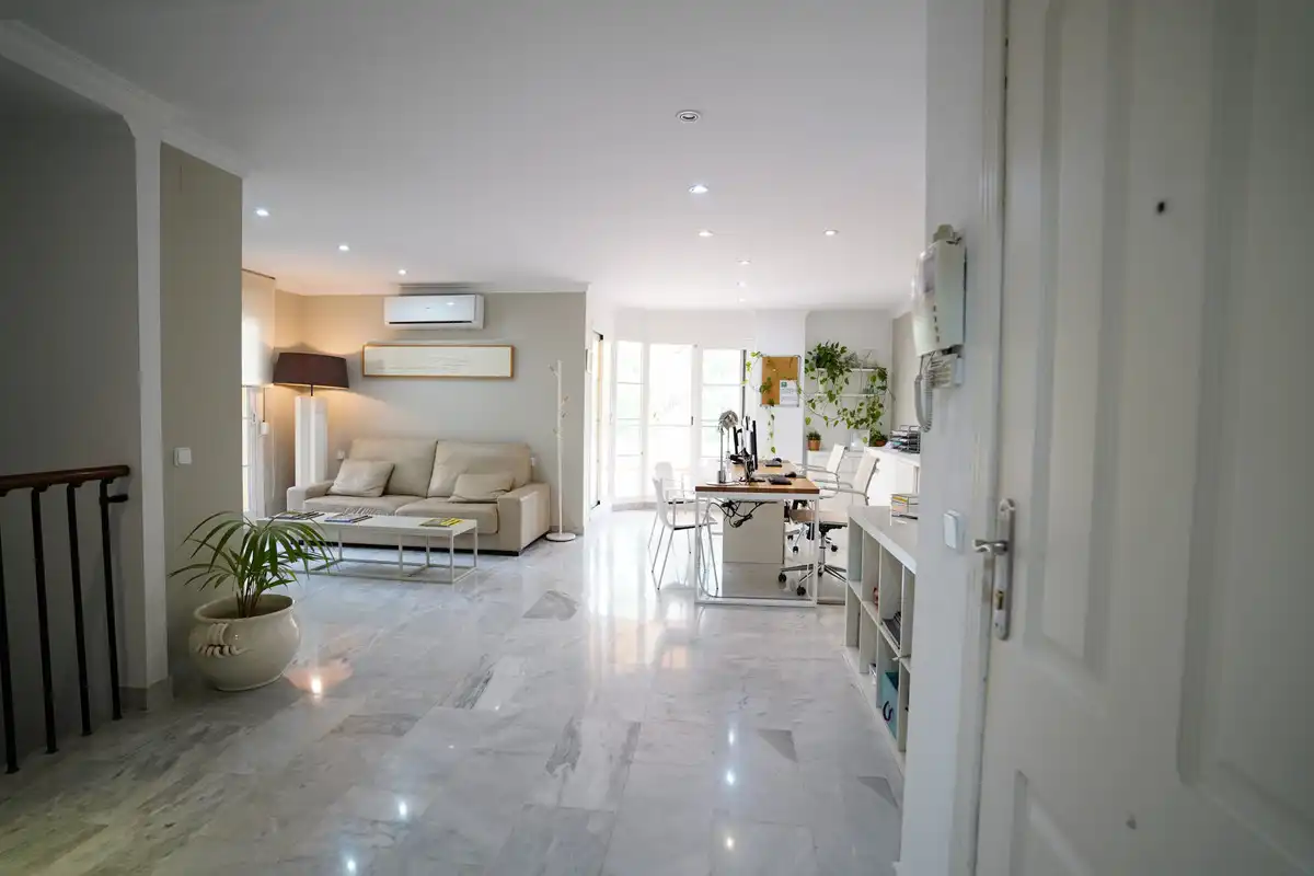 Sala d'estar de Oficina en venda en Marbella amb Aire condicionat, Moblat i Internet
