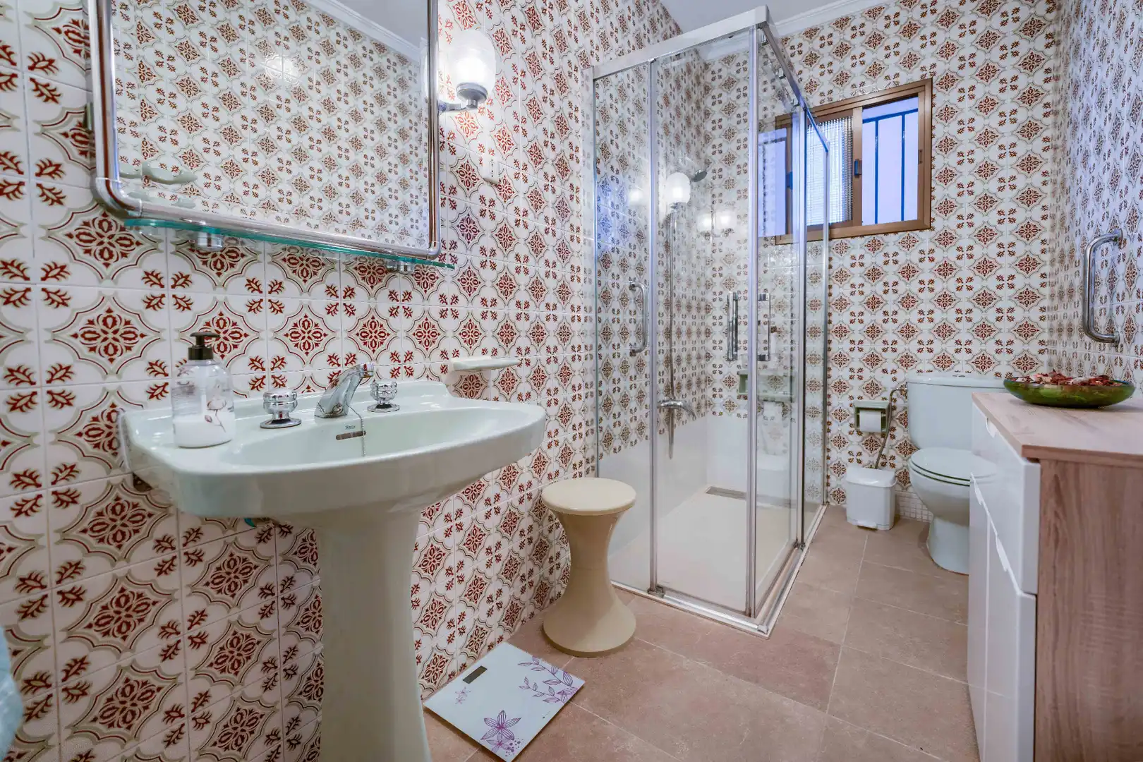 Baño de Casa adosada en venta en Mairena del Aljarafe con Aire acondicionado, Calefacción y Jardín privado