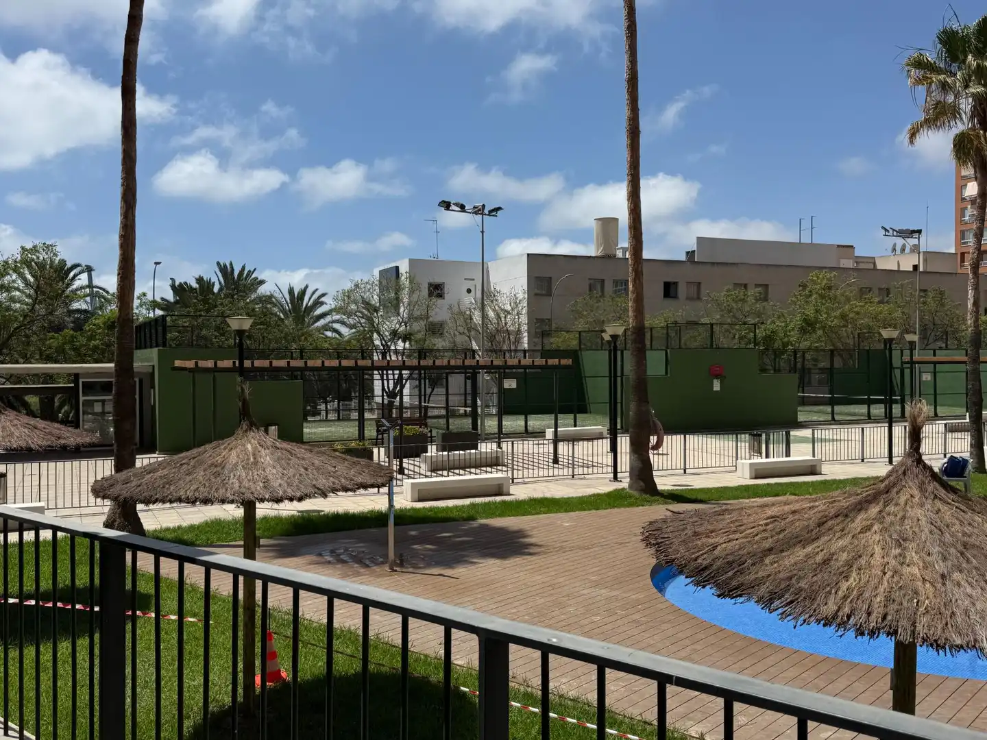 Vista exterior de Ático en venta en Alicante / Alacant con Aire acondicionado, Terraza y Piscina comunitaria