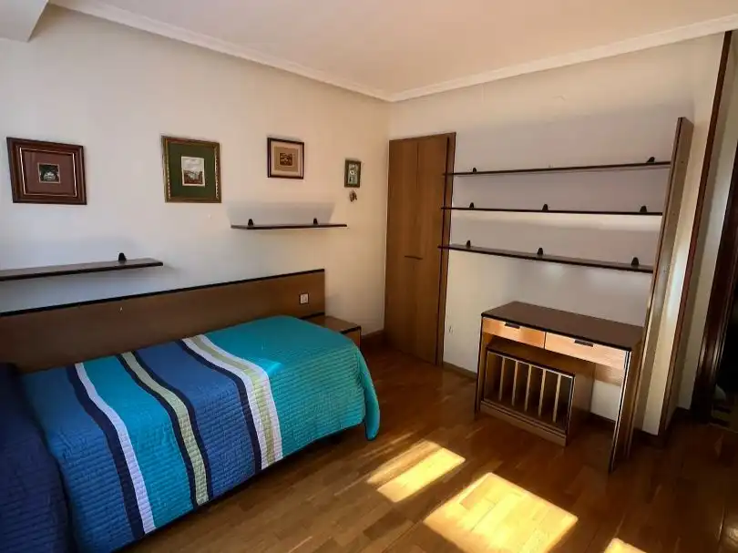 Dormitori de Pis en venda en Gijón  amb Terrassa i Balcó