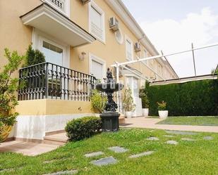 Vista exterior de Casa o xalet en venda en Torrejón de Ardoz amb Aire condicionat i Piscina