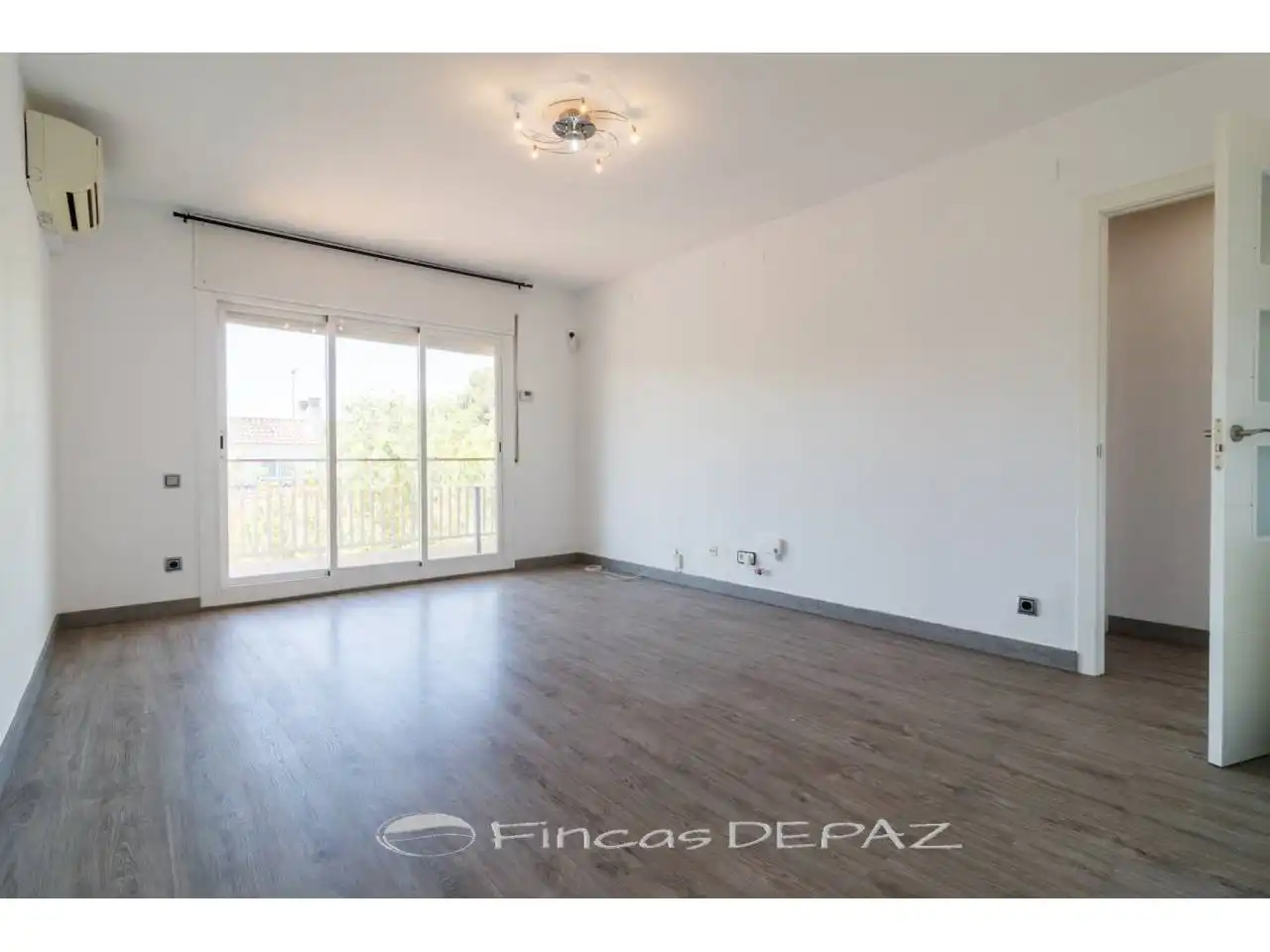 Wohnzimmer von Dachboden zum Verkauf in Castelldefels mit Klimaanlage, Heizung und Parkett